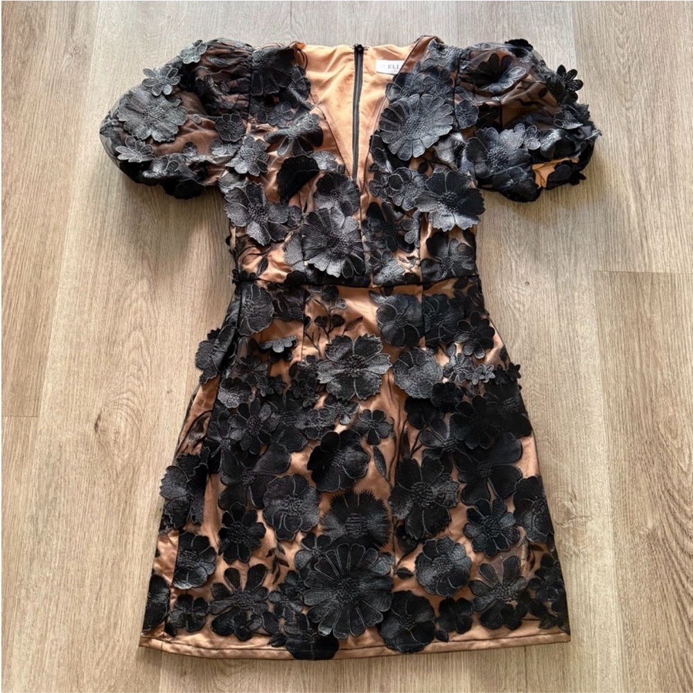 elliatt rosalind black floral applique 3d puff sleeve mini dress size medium NEW - Picture 4 of 6